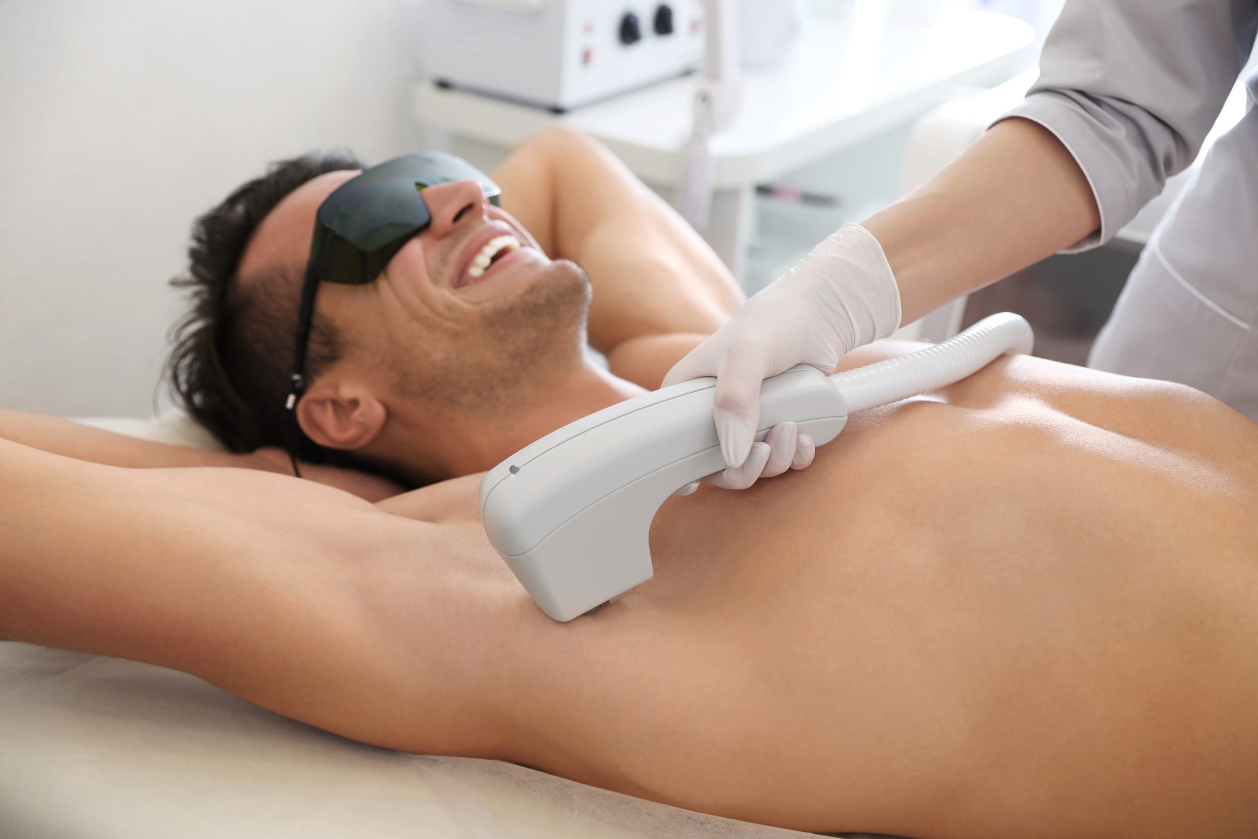 Glücklicher Mann der eine Laserhaarentfernung mit dem 4D Diodenlaser erhält