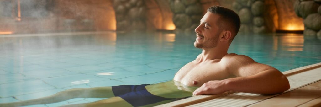Mann entspannt langfristig im warmen Thermalbad mit ruhiger Atmosphäre